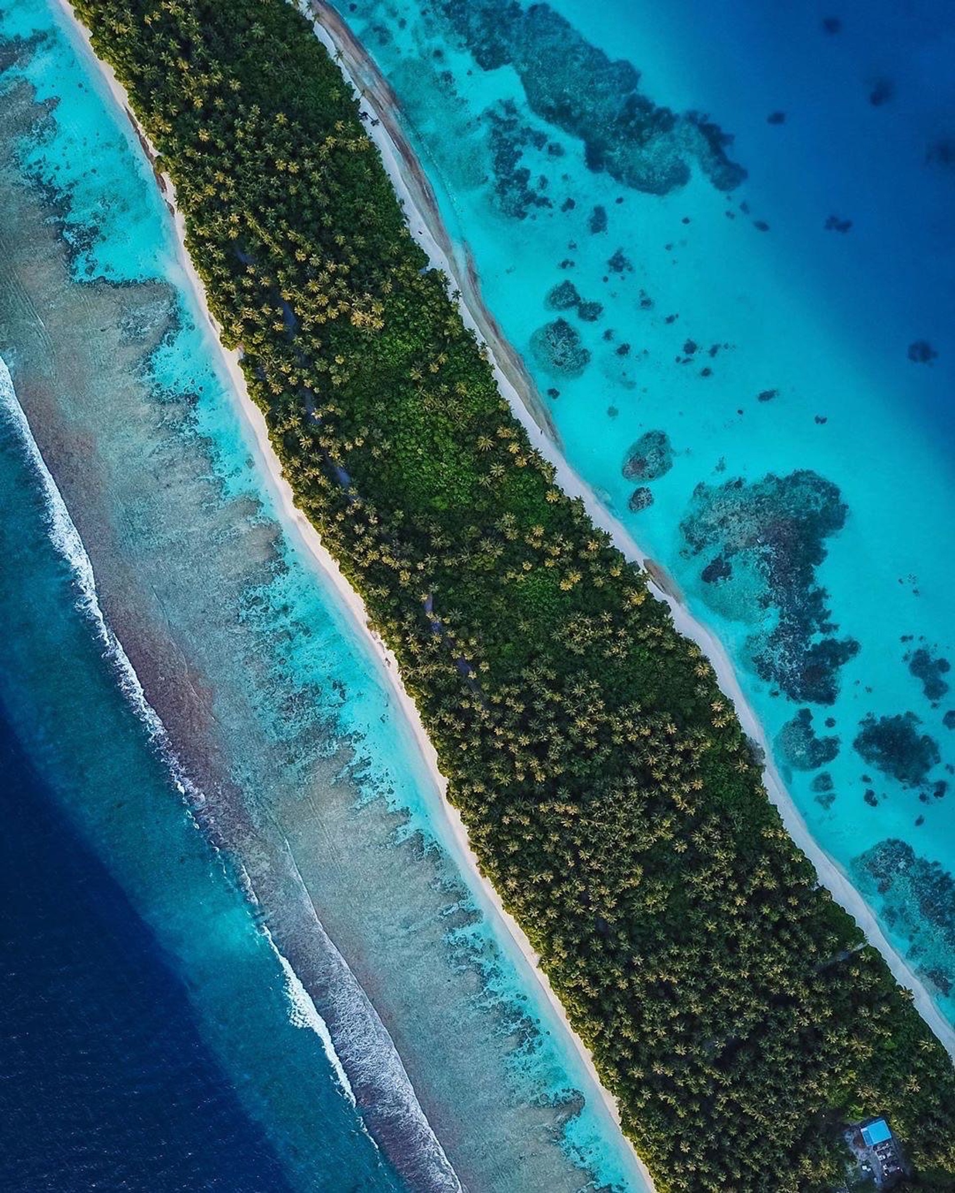Isola di Dhigurah nelle Maldive e barriera corallina dell’Atollo di Ari Sud viste dall’alto