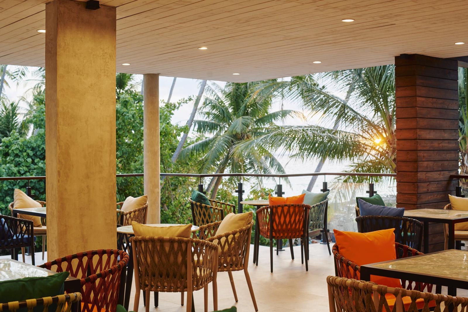 Terrazza del ristorante circondata dalle palme